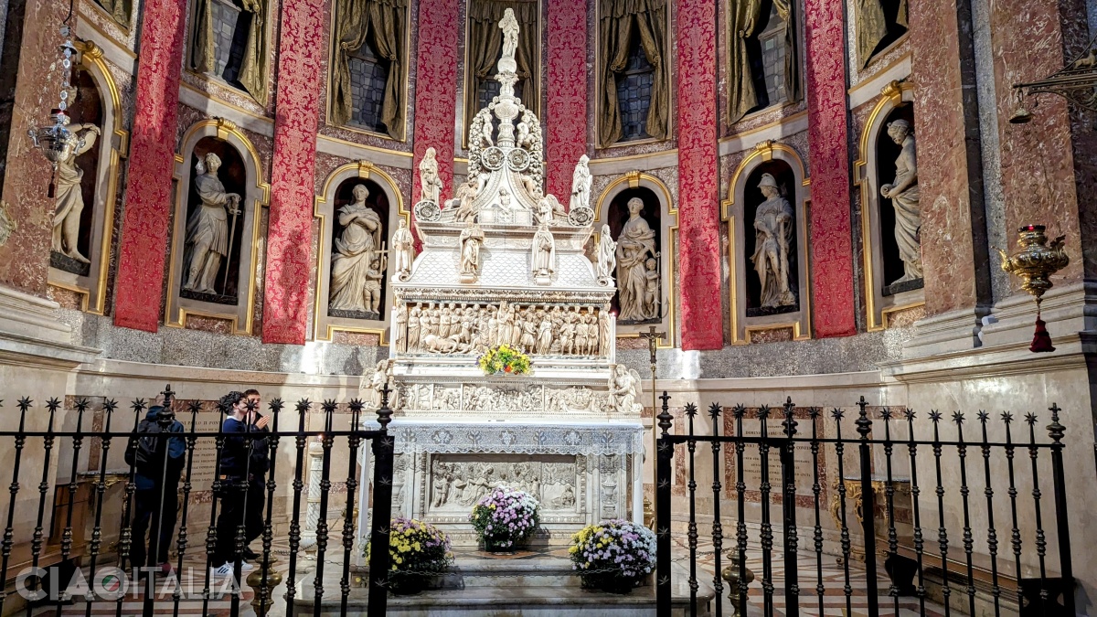 Arca di San Domenico are câteva sculpturi din perioada de tinerețe a lui Michelangelo.