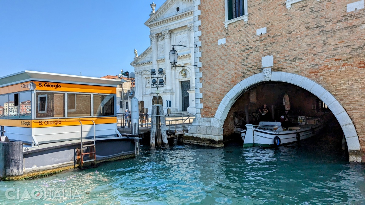 Stația de vaporetto de pe insula San Giorgio Maggiore