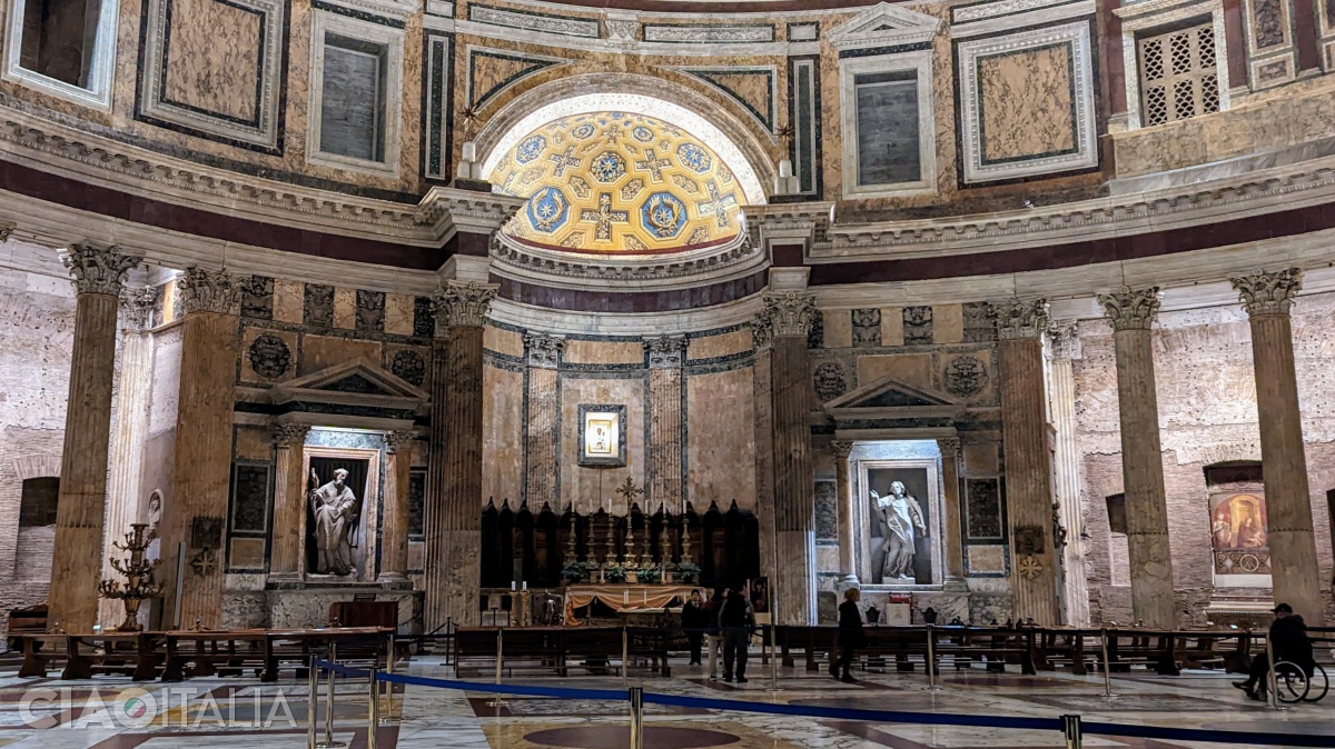 Altarul principal este încadrat de statuile sfinților Rasio și Atanasie.
