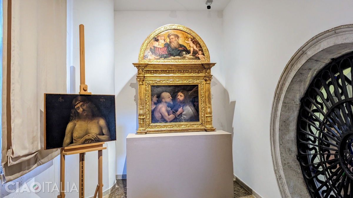 În centru: "Hristos purtând crucea" (Giorgione) și "Tatăl etern cu îngerii" (Tițian)