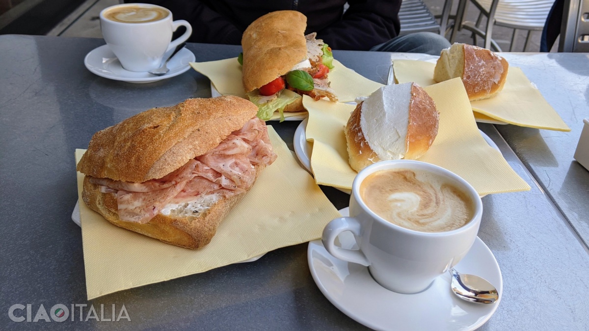 &Icirc;ntr-o pasticceria vei găsi produse dulci, dar și sendvișuri.
