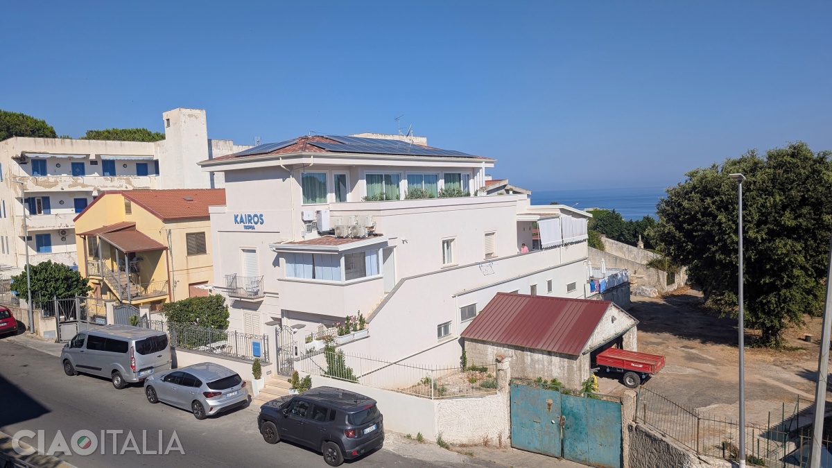 Vizavi de Residenza Estea este Vila Kairos, care are piscină.