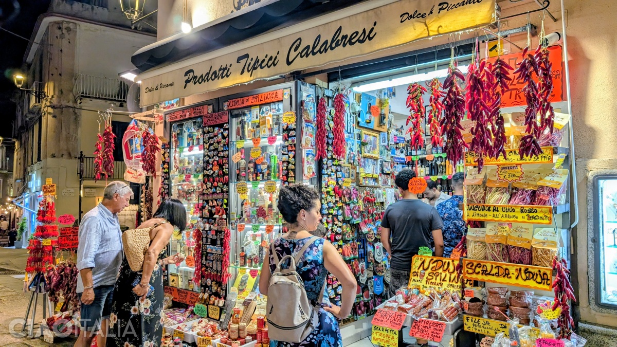 Nu lipsesc magazinele de suvenire și produse locale.