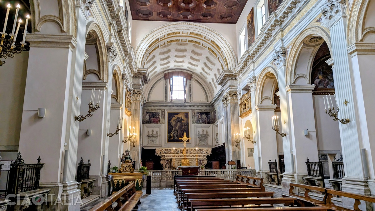 Interiorul Bisericii Sant'Anna dei Lombardi este în stil baroc.