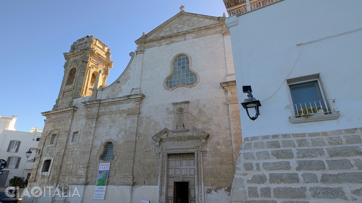 Cu o fațadă barocă, biserica găzduiește &icirc;n prezent expoziții.