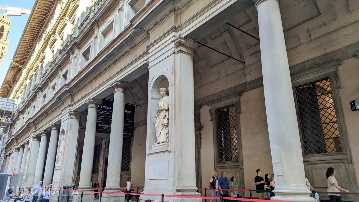 Spre intrarea de la Galeria Uffizi