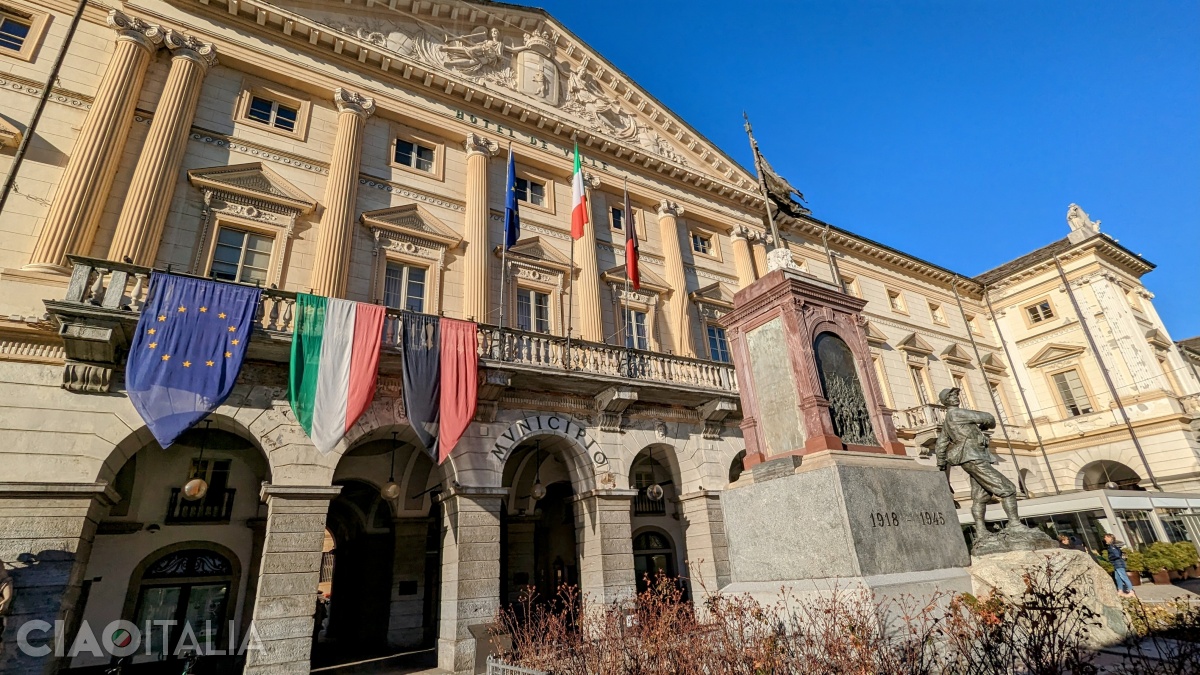 Primăria și monumentul "l'Alpino"