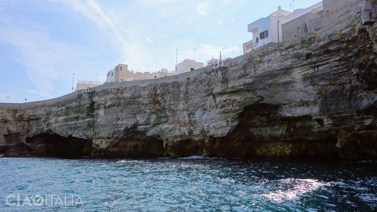 În promontoriul pe care este așezat orașul Polignano a Mare se deschid numeroase grote.