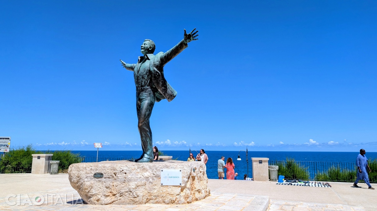 Statuia lui Domenico Modugno din Polignano a Mare a fost realizată în anul 2009.