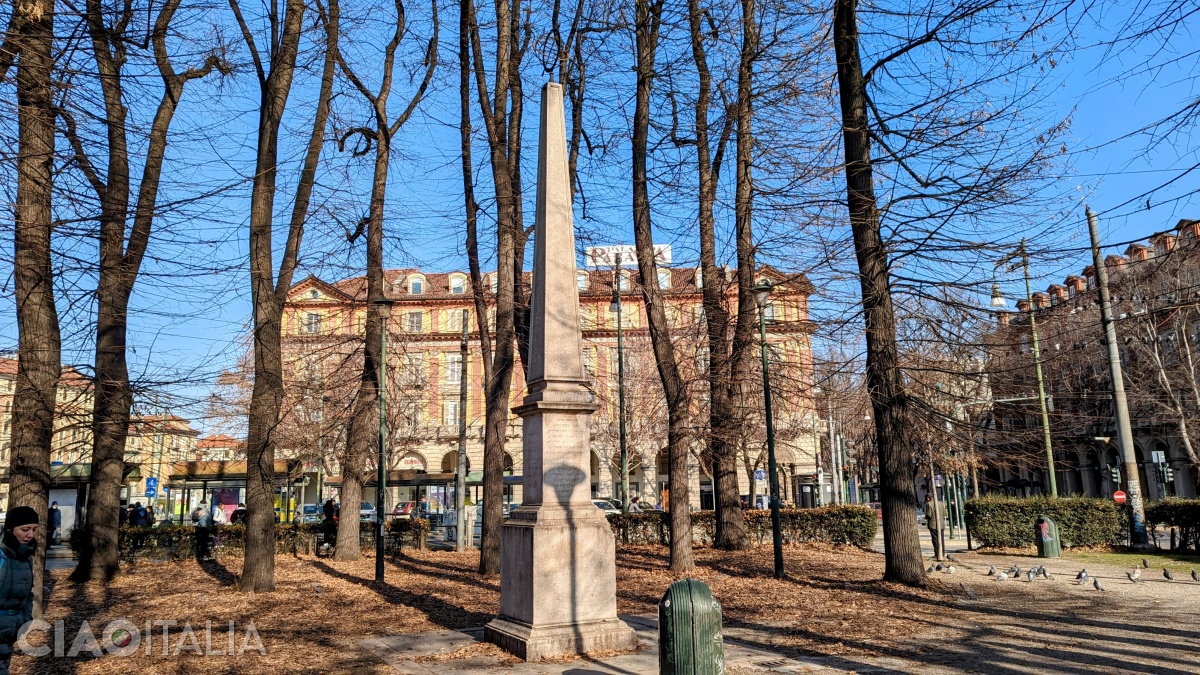 Obeliscul geodezic din Piazza Statuto ar fi un vârf al magiei negre.