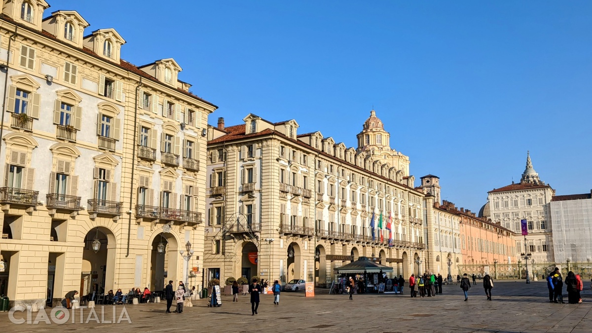 O parte din Piazza Castello. În centru se vede cupola Bisericii San Lorenzo și spre dreapta cupola Capelei lui Guarini.