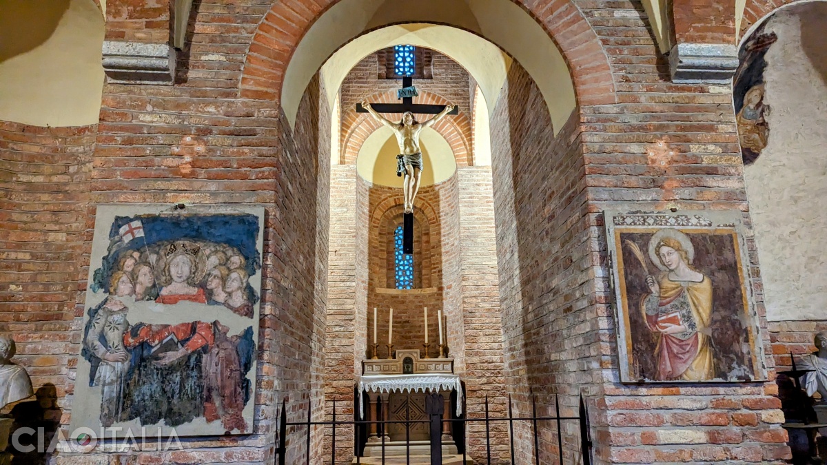 În biserică se păstrează mai multe fresce vechi. În stânga: Martiriul Sf. Ursula.