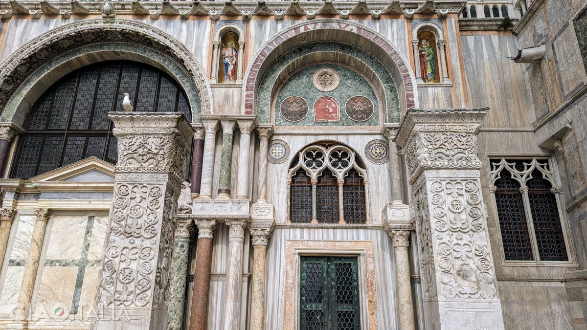 "Pilaștrii de la Acra", bogat sculptați, se află în fața laturii dinspre mare a Bisericii San Marco.