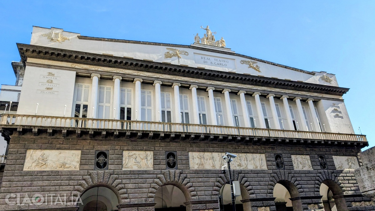 După incendiul din anul 1816, clădirea teatrului a fost refăcută în stil neoclasic.