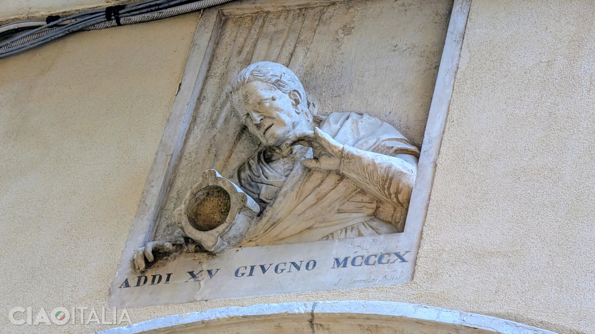 Basorelieful bătr&acirc;nei care aruncă mojarul