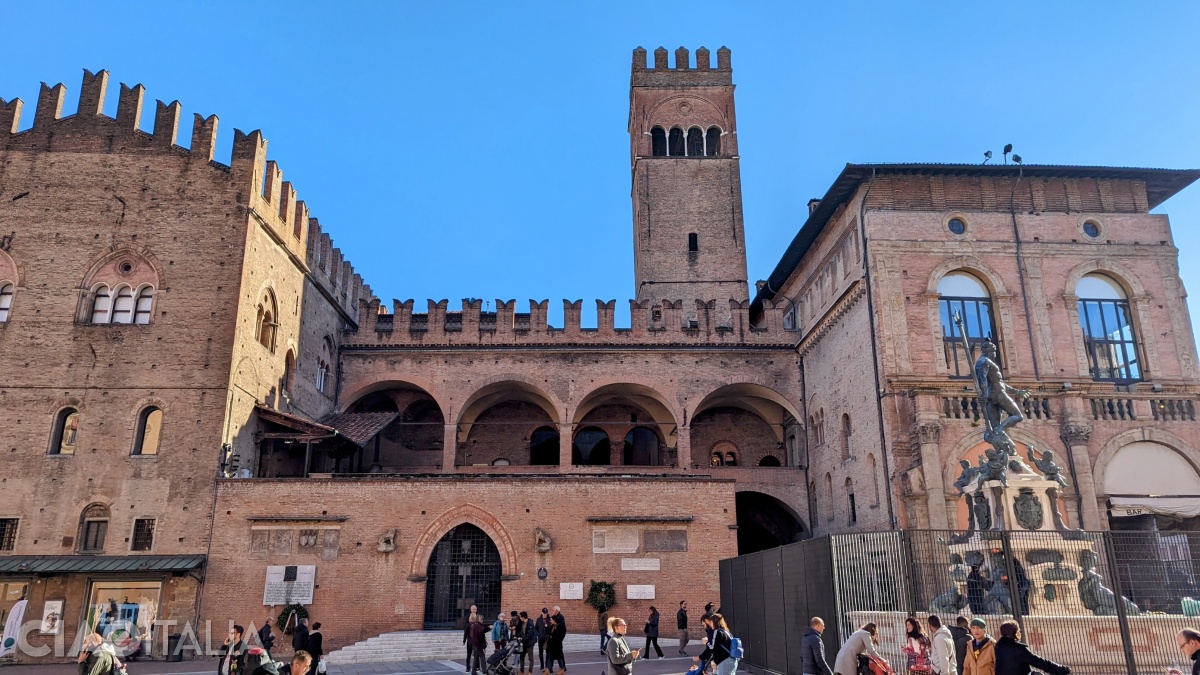 Turnul Arrengo văzut dinspre Piazza del Nettuno