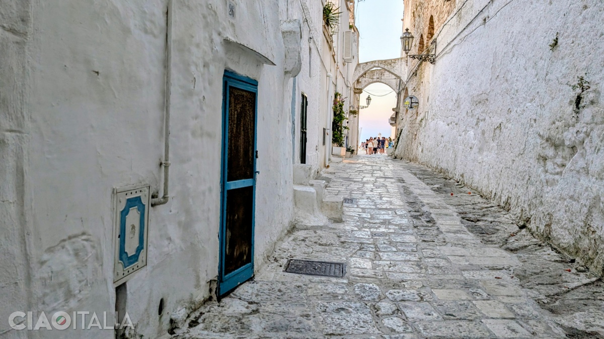 Cel mai bun lucru pe care îl poți face în Ostuni este să rătăcești fără grabă pe străduțele din orașul vechi.