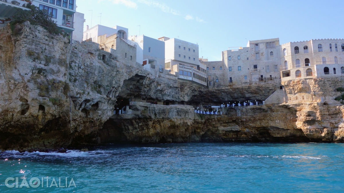 Restaurantul Grotta Palazzese, văzut dinspre mare