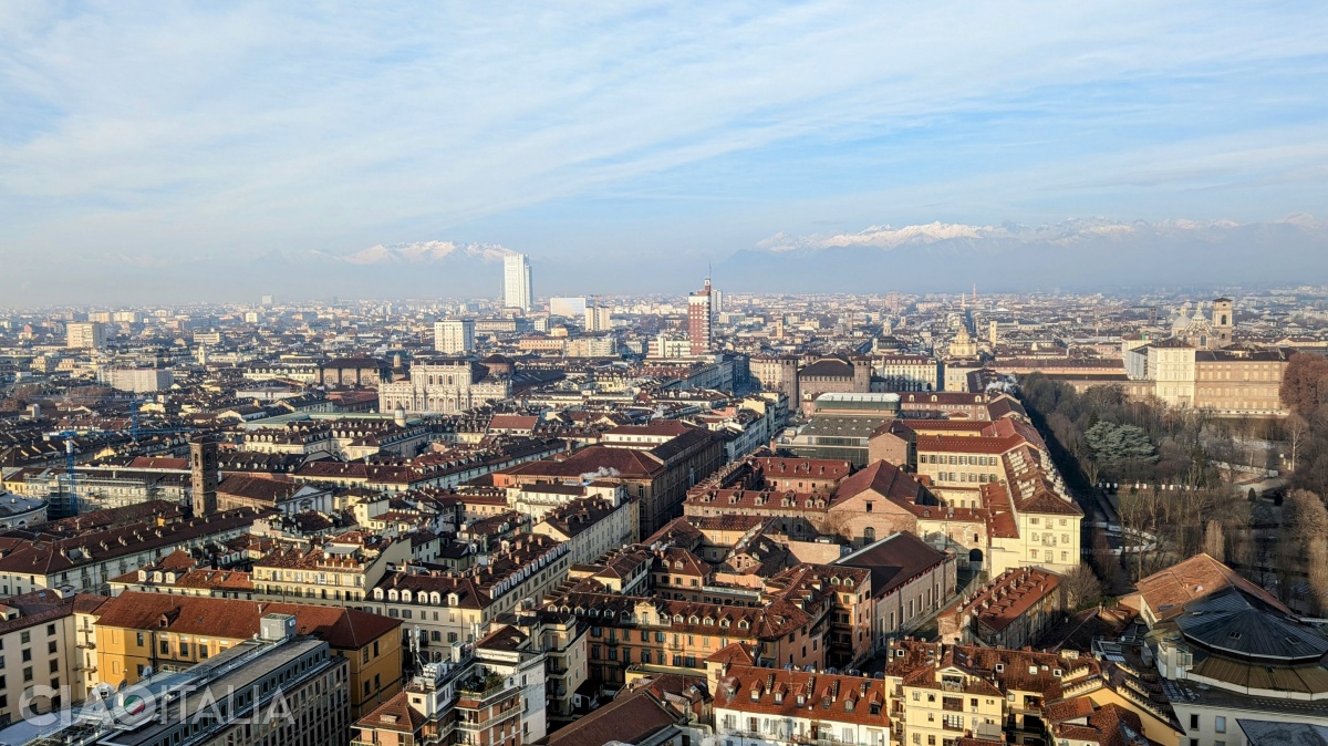 Vederea orașului Torino, cu Alpii în depărtare.