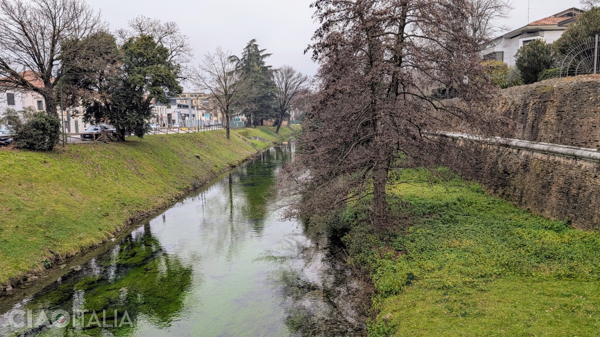 Râul Botteniga urmează o parte din traseul zidurilor.