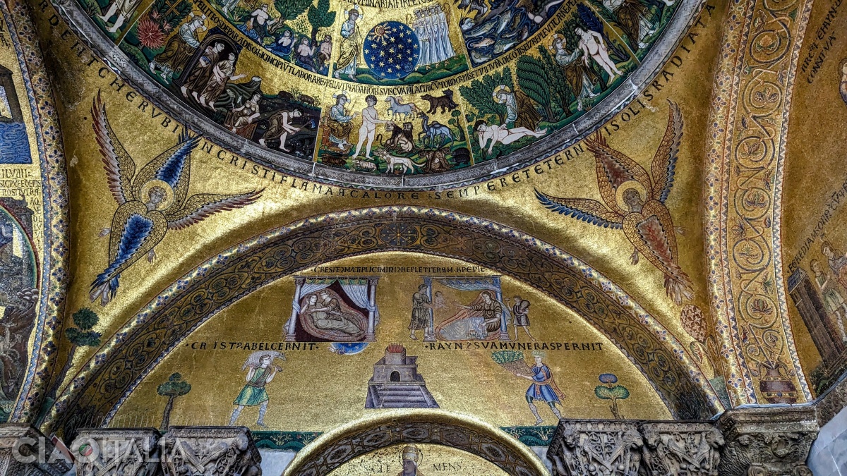 Interiorul Bazilicii Sf. Marcu te va copleși prin bogăția mozaicurilor realizate pe fundal aurit.