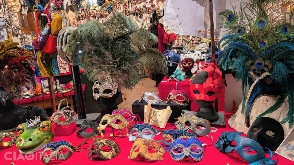 Alege adevăratele măști venețiene &icirc;n locul celor fabricate &icirc;n China.