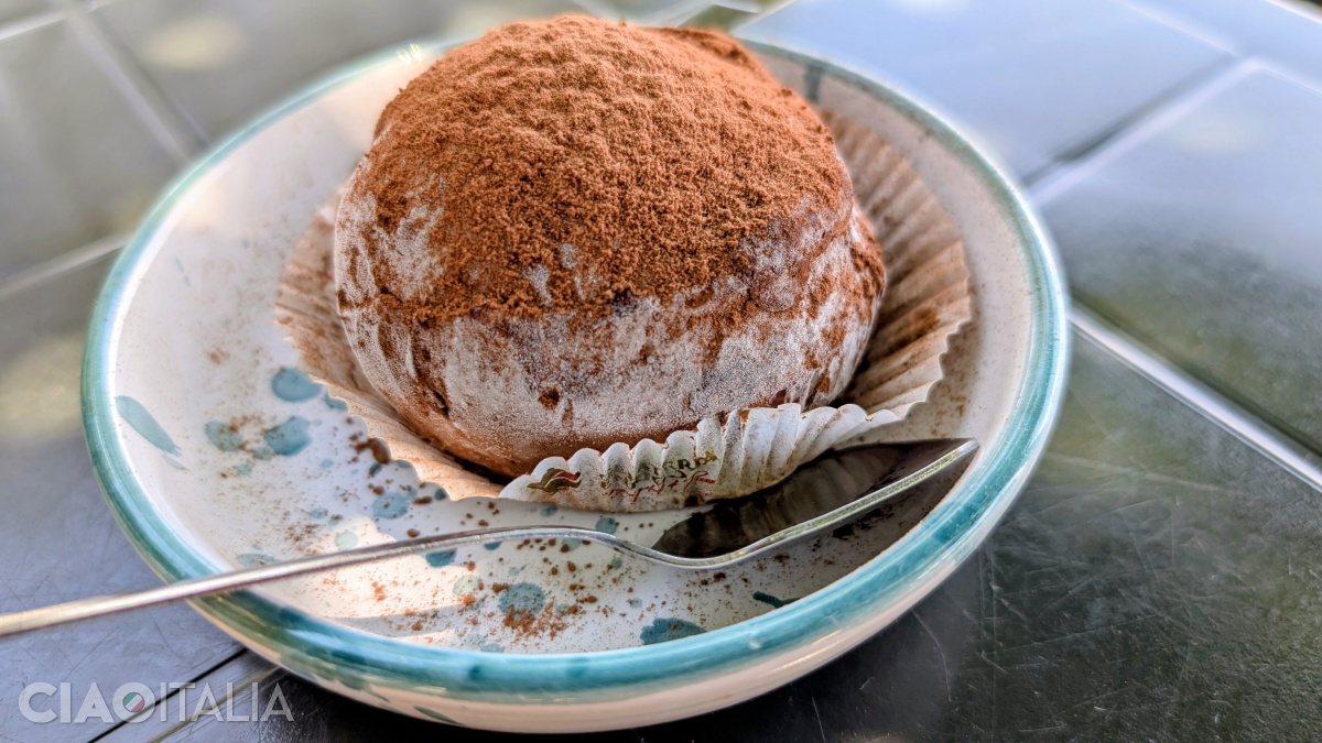 Tartufo di Pizzo Calabro este ca o bilă de înghețată, acoperită de un praf de cacao.
