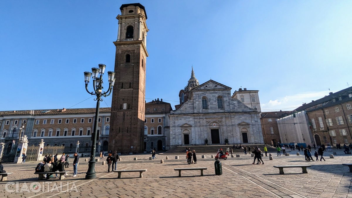 Din turnul clopotniță poți admira panorama orașului Torino.