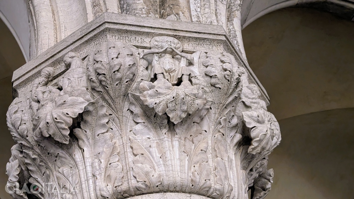 Luna martie este simbolizată de un bărbat care sună din două cornuri. 