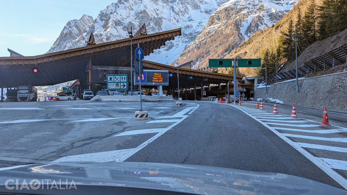 Înainte de intrarea în Tunelul Mont Blanc