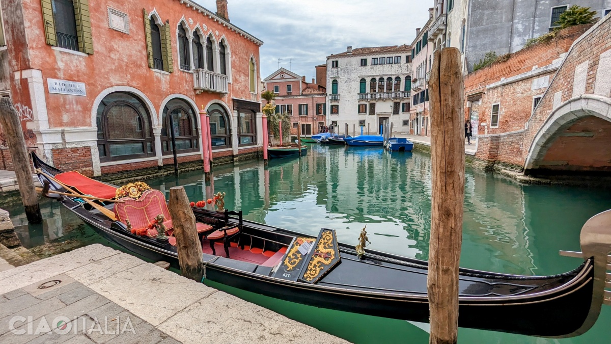 Gondolele se întâlnesc peste tot prin Veneția.