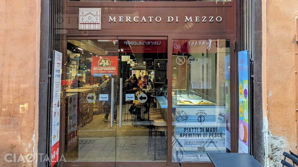 Mercato di Mezzo este o piață alimentară acoperită din Quadrilatero.