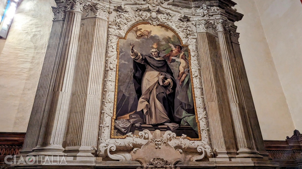 Sf. Vincențiu este pictat în partea stângă a capelei.