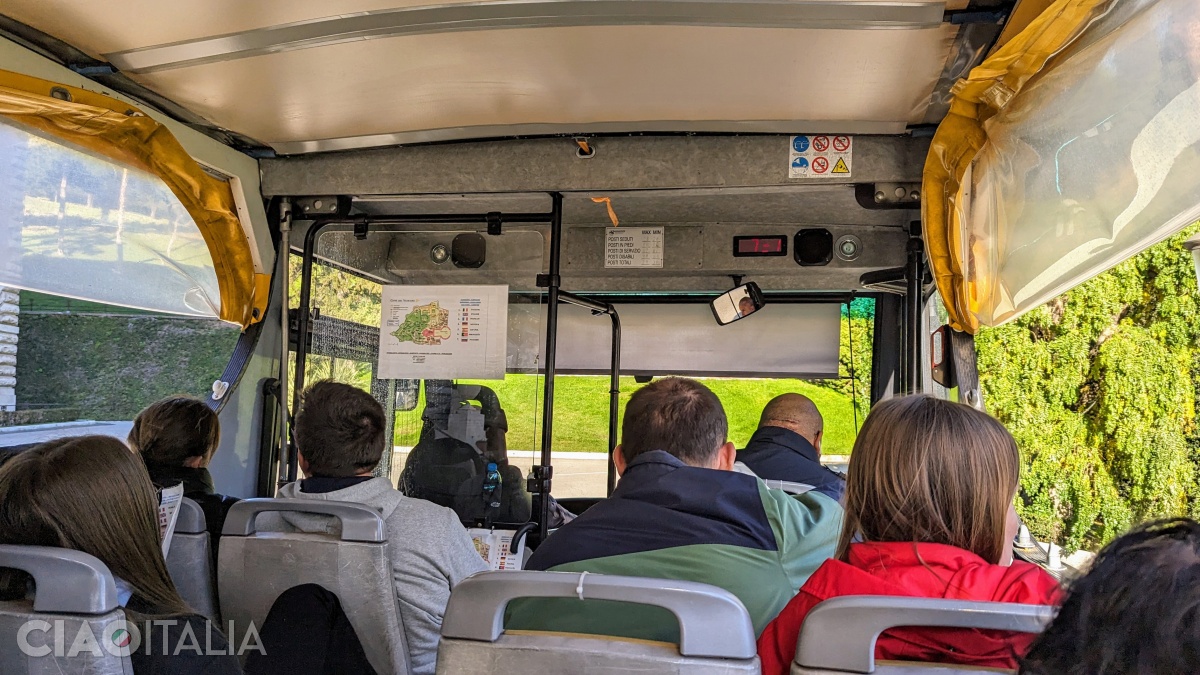 Turul cu autobuzul turistic în Grădinile Vaticanului durează circa 45 minute.