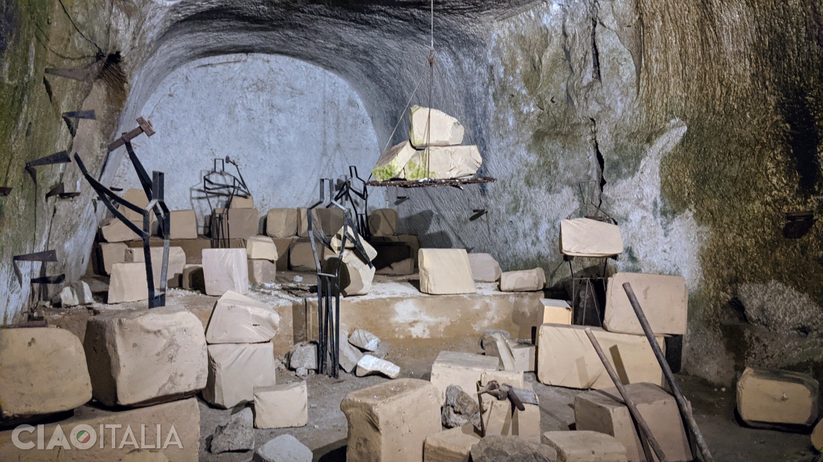 Grecii au săpat cavități pentru a extrage blocurile de piatră necesare construirii templelor.