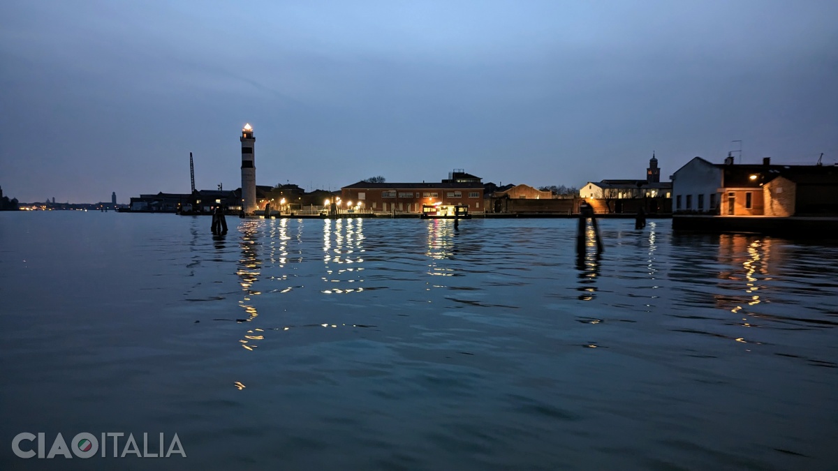 Farul din Murano este un reper pentru traficul din laguna venețiană.