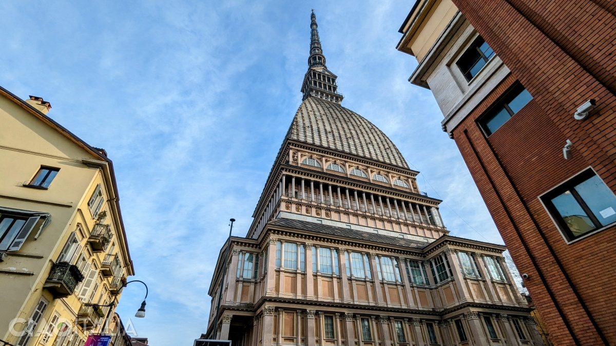 Mole Antonelliana este simbolul orașului Torino. În interior poți vizita Muzeul Cinematografiei și poți urca cu liftul pe terasa panoramică.