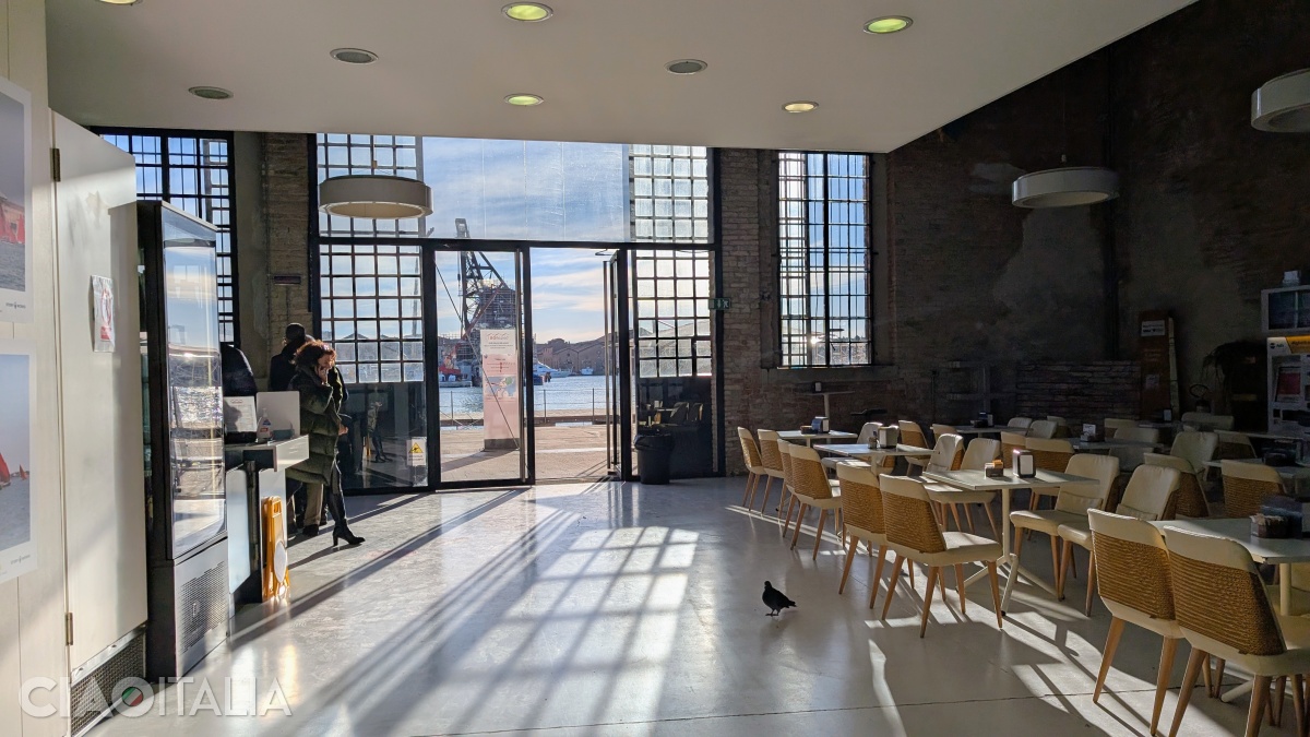 Prin Barul Tesa 105 se face accesul la Arsenale Nord.