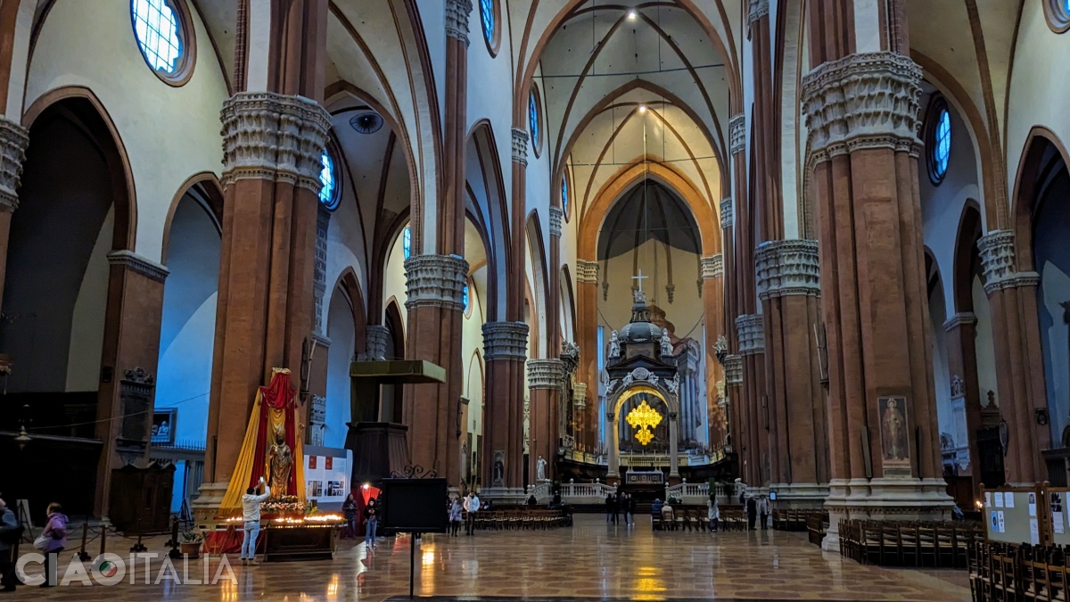 Interiorul bisericii San Petronio este impunător.