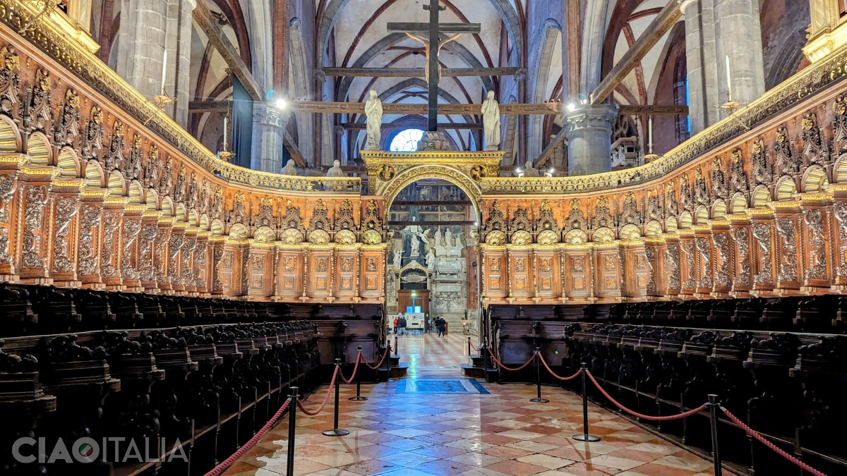 Corul bisericii este realizat din lemn sculptat și cu intarsii.