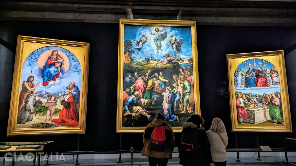 Rafael - Schimbarea la Față, încadrată de Încoronarea Fecioarei (dreapta) și Madonna din Foligno (stânga)