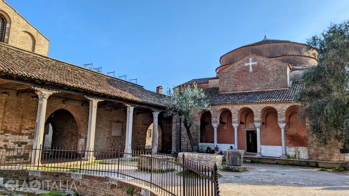 Biserica Santa Fosca este legată de Bazilica Santa Maria Assunta printr-o galerie.