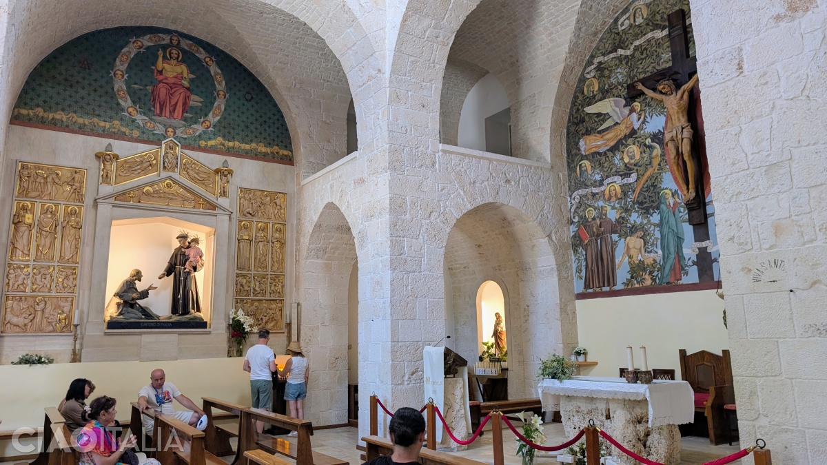 Un altar lateral &icirc;i este dedicat Sf&acirc;ntului Anton din Padova.