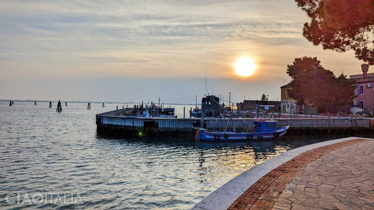 Este frumos să vizitezi Burano dimineața sau seara, la apusul soarelui.