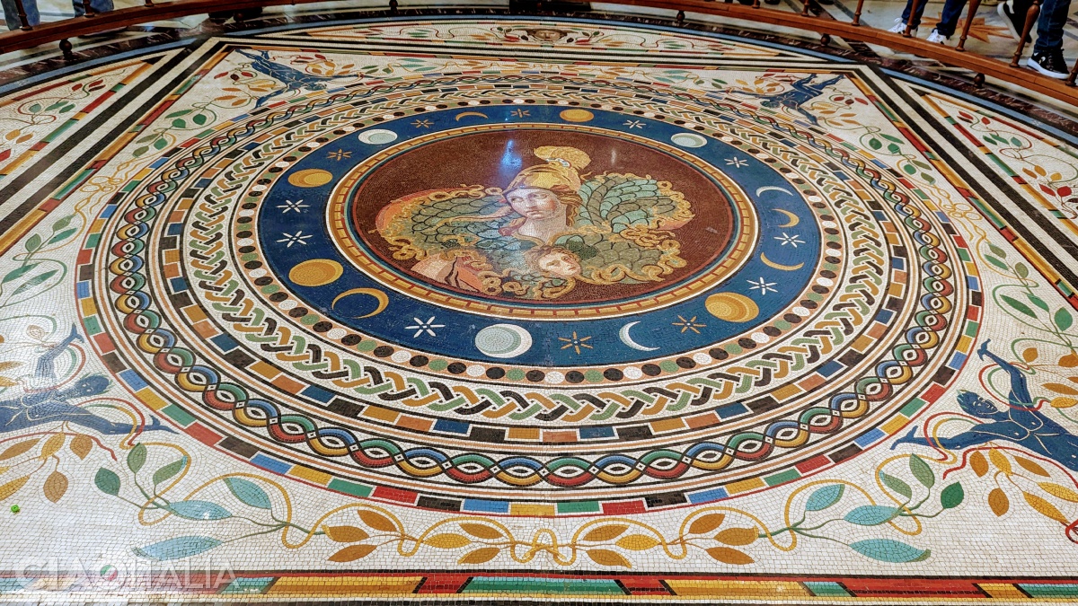 Pe podeaua Sălii în cruce greacă se află un superb mozaic.
