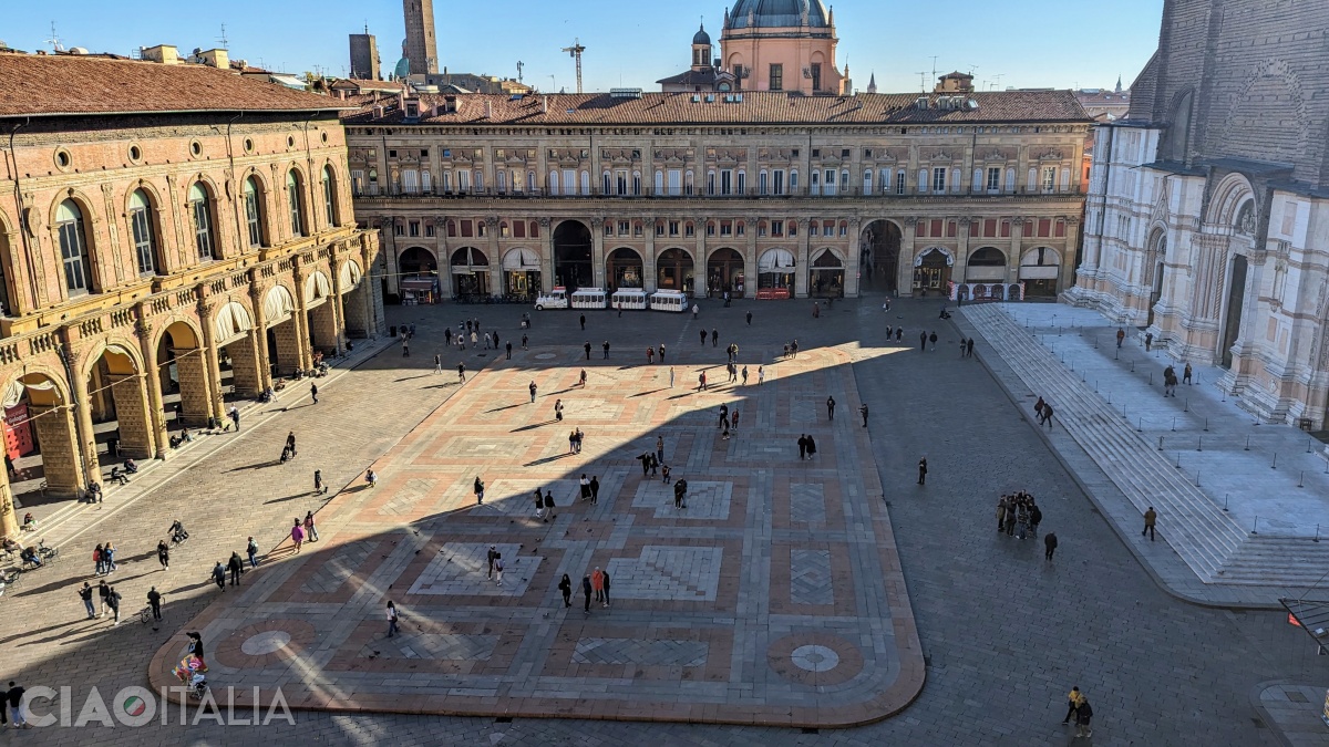Piazza Maggiore văzută din Turnul Primăriei