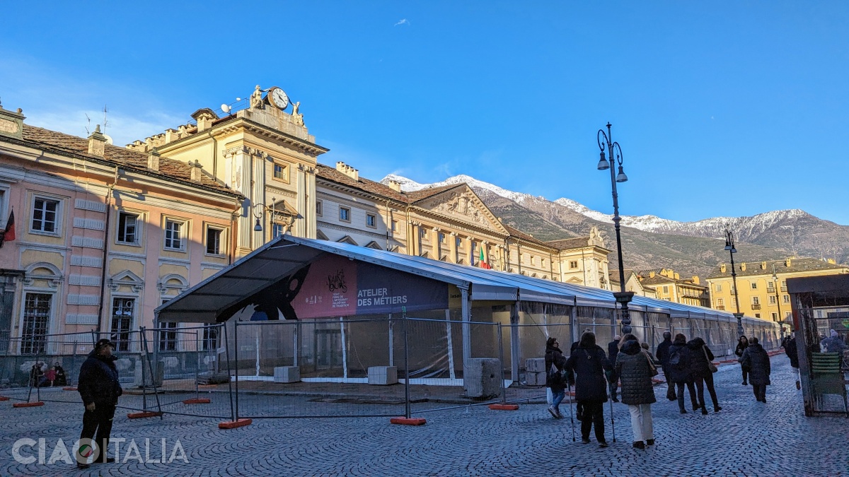 Clădirea din stânga Primăriei este Hôtel des États.