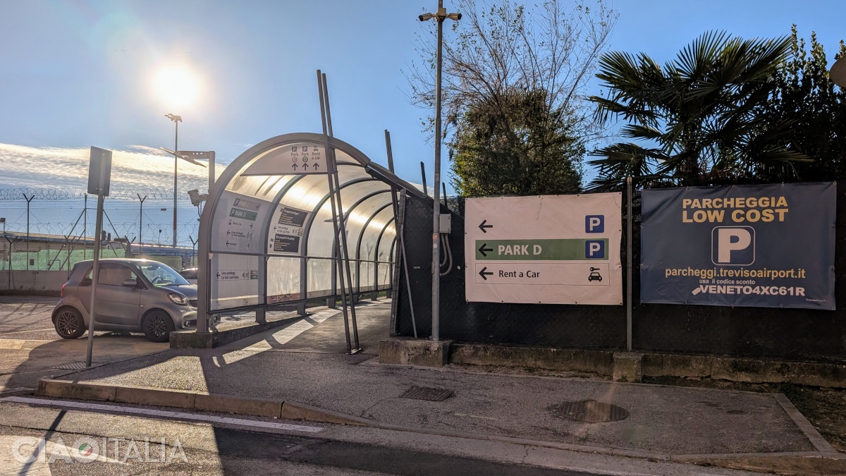 După ce ieși din terminal, fă stânga spre pasajul acoperit.