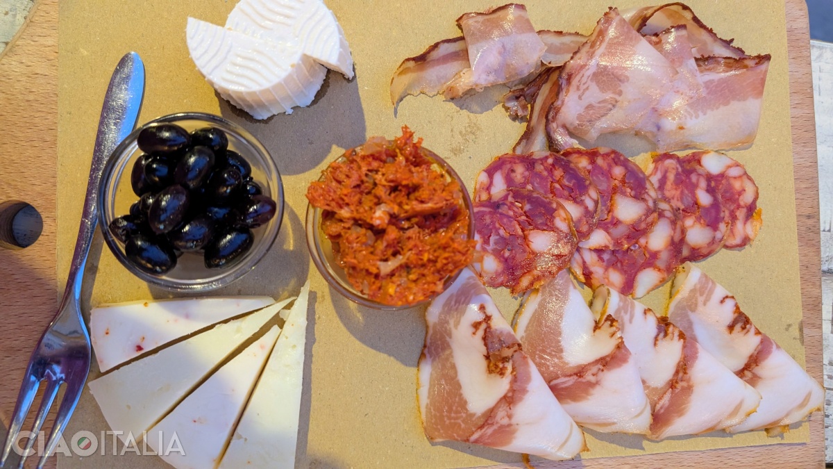 Brânzeturile stau alături de 'nduja și de mezeluri, într-un platou tradițional din Calabria.