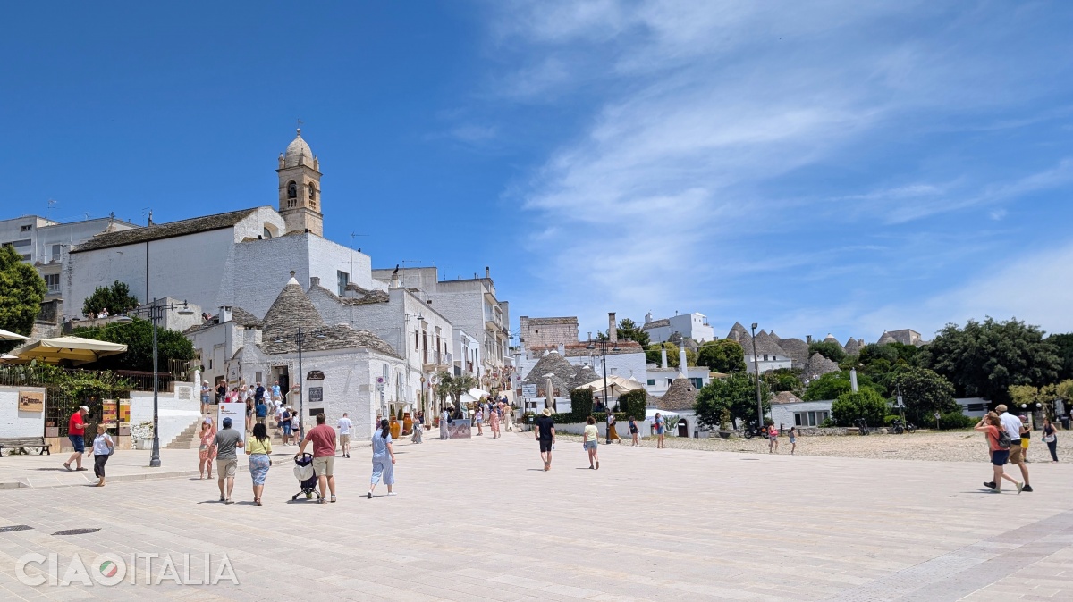 Largo Martellotta delimitează zona monumentală din Alberobello.